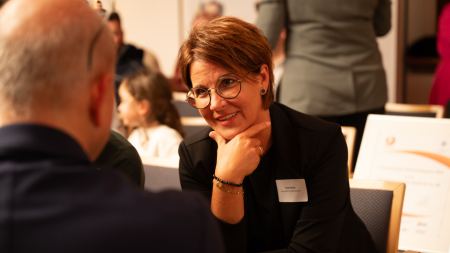 Mann und Frau unterhalten sich