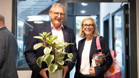 Ein Mann und eine Frau lächeln in die Kamera. 