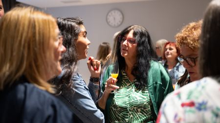 Mehrere Frauen in einem Raum reden miteinander.
