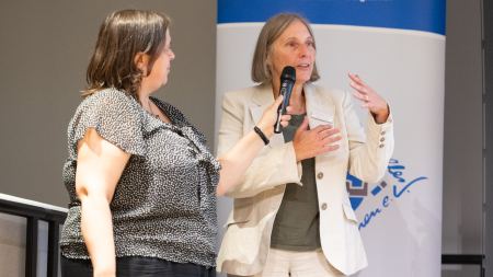 Zweiergespräch auf Bühne