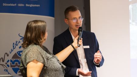 Zweiergespräch auf Bühne