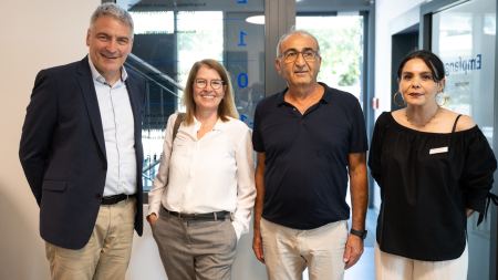 Vier Personen stehen nebeneinander.
