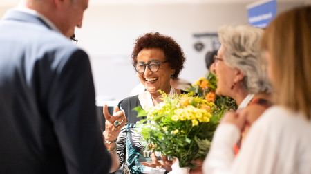 Eine Frau und ein Mann unterhalten sich fröhlich.