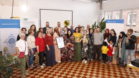 Gruppenbild nouranour mit Pokal und Urkunde