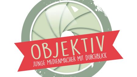 Kameralinse in grau-sepia, darüber rotes Banner mit "Objektiv. Junge Medienmacher mit Durchblick"