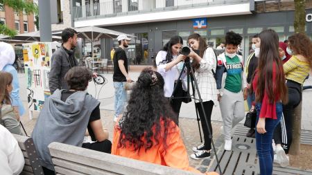 Jugendliche mit Kameras in der Innenstadt