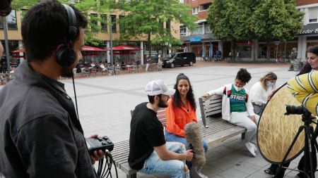 Jugendliche bereiten ein Interview in der Innenstadt vor