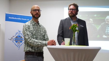 Diskussion nach dem Film "Chance" von Martin Wolkner Martin Wolkner (links im Bild) ist Initiator des lesbisch-schwul-bi-transident-intersexuell-queeren Kinos in der Metropolregion Rhein-Ruhr, einer monatlichen Filmreihe in sechs Städten zuzüglich eines jährlichen Filmfests in Köln und Dortmund. Hier im Gespräch mit Moderator Marcus Grabowski (rechts im Bild) vom Multikulturellen Forum.