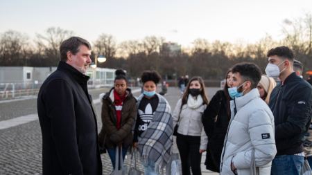 Gruppe im Gespräch mit dem Bundestagsabgeordneten Michael Thews Gruppe im Gespräch mit dem Bundestagsabgeordneten Michael Thews