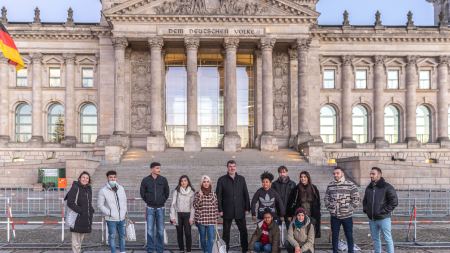 Gruppe mit Abgeordnetem Michael Thews vor dem Berliner Reichstag Gruppe mit Abgeordnetem Michael Thews vor dem Berliner Reichstag