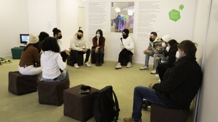 Gruppe im Workshop beim Berliner Verein "Gesicht zeigen"
