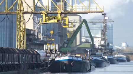 Frachtschiff im Hammer Hafen