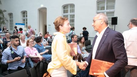Kenan Küçük begrüßt Beigeordnete Miriam Koch