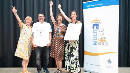 Die Gewinner des Multi-Kulti-Preises gemeinsam auf der Bühne