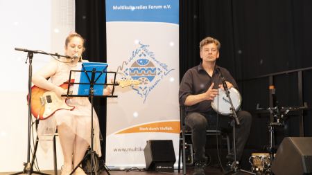 Zwei Musiker musizieren auf der Bühne