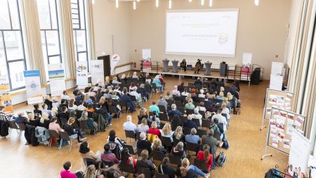 Im gut ausgefüllten Reinoldinum präsentierten Nure Dlovani und Beate Wolff an Geige und Cello ein musikalisches Intermezzo. Im gut ausgefüllten Reinoldinum präsentierten Nure Dlovani und Beate Wolff an Geige und Cello ein musikalisches Intermezzo.