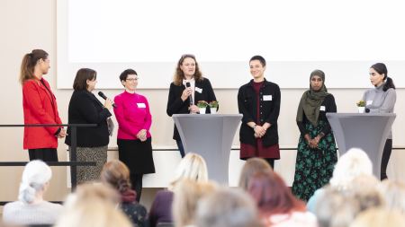 Projektteilnehmerinnen und –mitarbeiterinnen im Gespräch mit der Moderatorin des Fachtags, Zeynep Kartal (2.v.l.) Projektteilnehmerinnen und –mitarbeiterinnen im Gespräch mit der Moderatorin des Fachtags, Zeynep Kartal (2.v.l.)