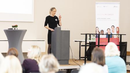 Referatsleiterin des BMAS, Anne Wilde, bei ihrer Begrüßung Referatsleiterin des BMAS, Anne Wilde, bei ihrer Begrüßung