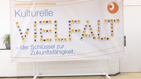 Wand mit Schriftzug "Kulturelle Vielfalt"