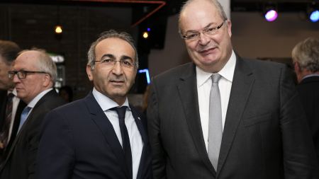 Geschäftsführer Kenan Küçük und Oberbürgermeister Hunsteger-Petermann
