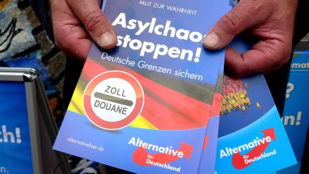 Mann verteilt AFD-Flyer Mann verteilt AFD-Flyer