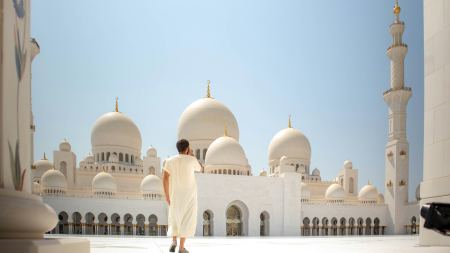 Mann steht in der Nähe der weißen Moschee