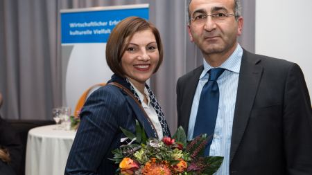 Kenan Küçük gratuliert IWP Preisträgerin 2012