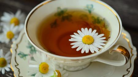 Tasse Tee mit Kamillenblüte