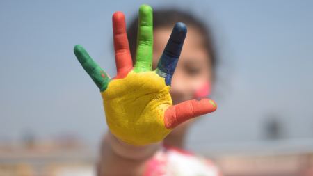 bunt bemalte Kinderhand bunt bemalte Kinderhand
