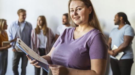 erwachsene Frau lächelt