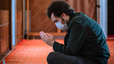 In Moschee betender Muslim mit OP-Maske