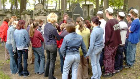Jugendliche besuchen jüdischen Friedhof