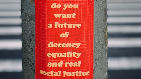 Sticker an Laterne mit dem Text "do you want a future of decency equality and real social justice