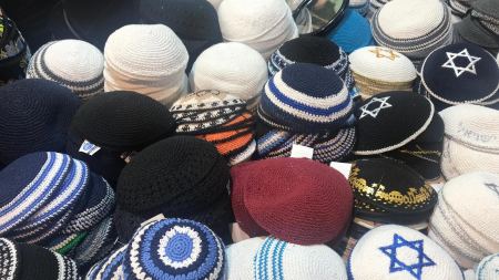 Kippas an einem Marktstand