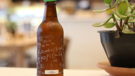Flasche mit selbstgemachtem Kombucha Flasche mit selbstgemachtem Kombucha