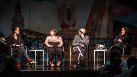 Podium mit Katharina Kühn, Hengameh Yaghoobifarah, Enrico Ippolito und Nadia Shehadeh