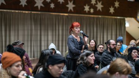 Frage aus dem Publikum Frau mit roten Haaren