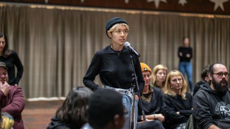 Frage aus dem Publikum junge Frau mit blonden Haaren und Brille und Mütze