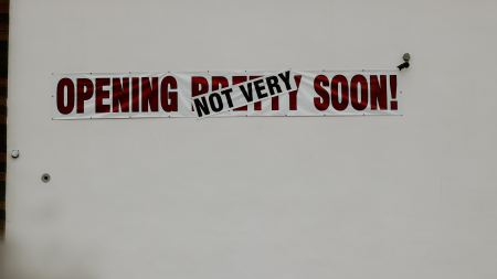 Banner mit Aufschrift "Opening Not Very Soon"