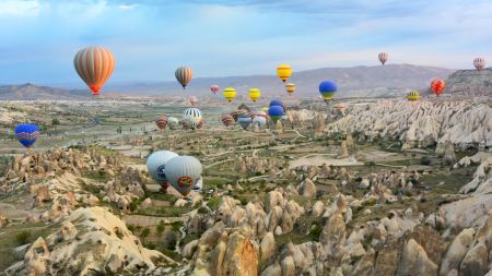 Ballons überqueren Gebirge