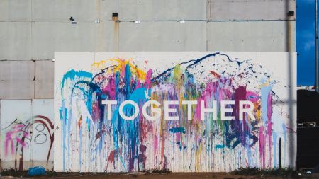 Graffiti an Gebäudewand, dazu das Wort "Together"