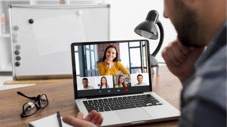 Videokonferenz am Laptop