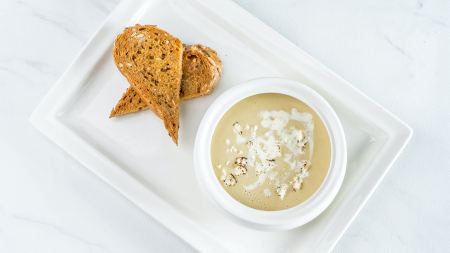 Suppenschüssel und Brot