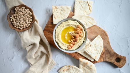 Mit Hummus gefüllte Schüssel