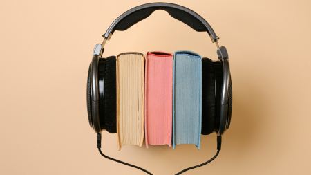 Kopfhörer auf drei Büchern