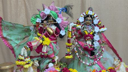 bunt verzierter Tisch