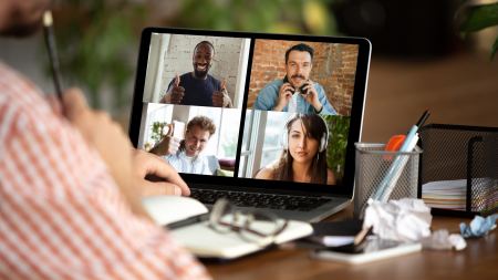 Männer und Frauen unterhalten sich per Online-Chat Männer und Frauen unterhalten sich per Online-Chat