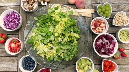 Schale Salat mit verschiedenem Gemüse