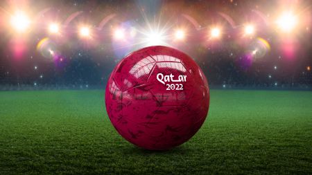 Fußball mit Aufschrift "Qatar 2022"