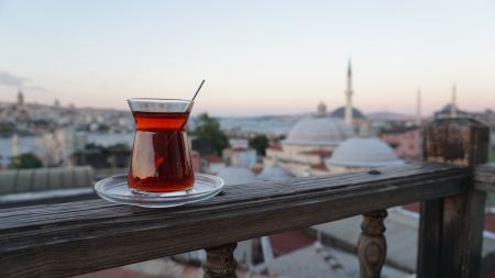 Teetasse auf Balkonbrüstung, Moschee im Hintergrund